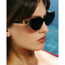 Lunettes de soleil papillon portées par une femme