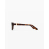 Lunettes de soleil forme papillon de profil sur fond blanc
