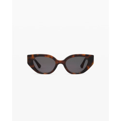 Lunettes de soleil forme papillon de face sur fond blanc