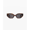 Lunettes de soleil forme papillon de face sur fond blanc
