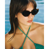 Lunettes de soleil forme papillon monture marron portées par une femme de face